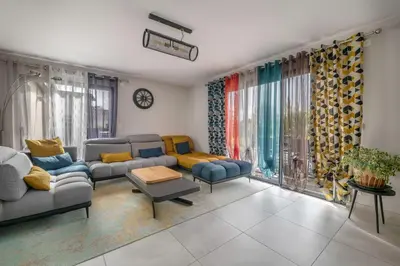 Coin salon dans l'établissement Maison familiale avec jacuzzi à Pornic
