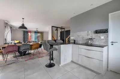 Cuisine ou kitchenette dans l'établissement Maison familiale avec jacuzzi à Pornic