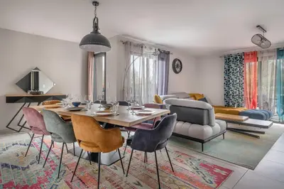 Coin salon dans l'établissement Maison familiale avec jacuzzi à Pornic