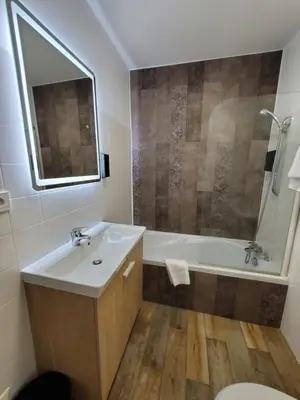 Salle de bains dans l'établissement Hôtel de la Brière et Restaurant Les Krapados