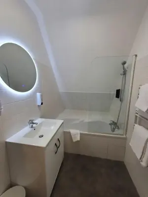 Salle de bains dans l'établissement Hôtel de la Brière et Restaurant Les Krapados