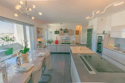 Cuisine ou kitchenette dans l'établissement Appartement 90m2-Roof Top privé 100m2-Parking privé-Clim mobile
