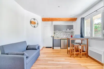 Coin salon dans l'établissement charmant T2 au bord de l'eau