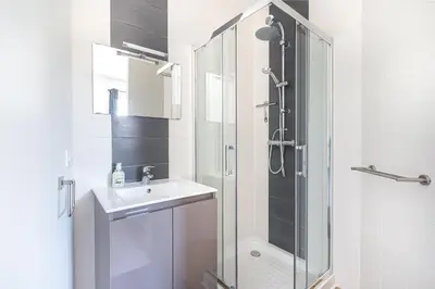 Salle de bains dans l'établissement charmant T2 au bord de l'eau