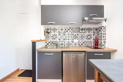 Cuisine ou kitchenette dans l'établissement charmant T2 au bord de l'eau
