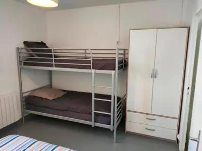 Un ou plusieurs lits dans un hébergement de l'établissement Maison de vacances à 1200m de la plage, animaux admis - FR-1-323-535