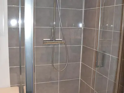 Salle de bains dans l'établissement Maison de vacances à 1200m de la plage, animaux admis - FR-1-323-535