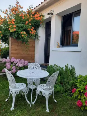 Jardin de l'établissement Cosy Studio Mezzanine 2 personnes Plage de Mardi Gras le Vieil