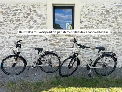 Vélo sur le terrain de l'établissement O Pressoir ou dans les environs