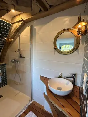Salle de bains dans l'établissement Demeure La Lande Fleurie