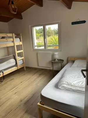 Un ou plusieurs lits dans un hébergement de l'établissement Maison proche de la mer