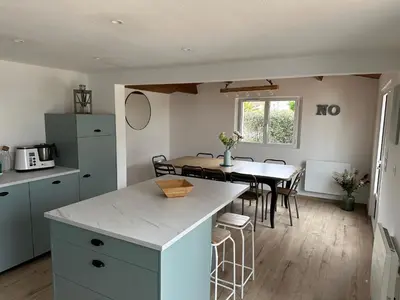 Cuisine ou kitchenette dans l'établissement Maison proche de la mer