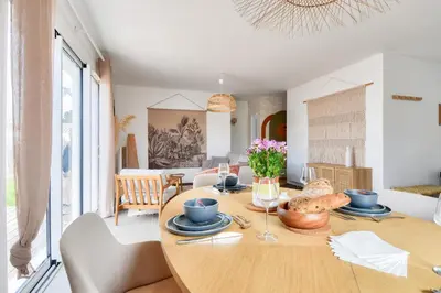 Coin salon dans l'établissement Maison pour 4 - jardin - 600m de la plage