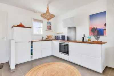 Cuisine ou kitchenette dans l'établissement Maison pour 4 - jardin - 600m de la plage
