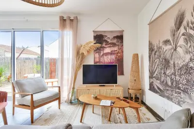 Coin salon dans l'établissement Maison pour 4 - jardin - 600m de la plage