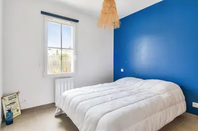 Un ou plusieurs lits dans un hébergement de l'établissement Maison pour 4 - jardin - 600m de la plage