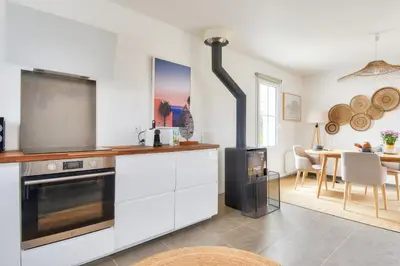 Cuisine ou kitchenette dans l'établissement Maison pour 4 - jardin - 600m de la plage