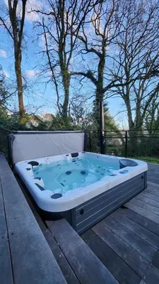 Piscine de l'établissement Villa Nature Salle de Sport Jacuzzi ou située à proximité