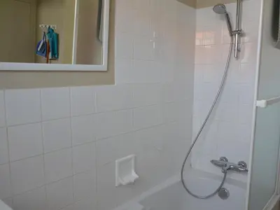 Salle de bains dans l'établissement Charmante maison 5 pers, Wi-Fi, proche plage - FR-1-323-537