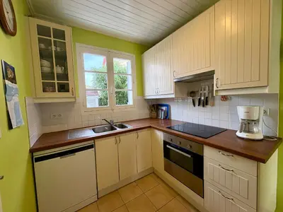 Cuisine ou kitchenette dans l'établissement Charmante maison 5 pers, Wi-Fi, proche plage - FR-1-323-537
