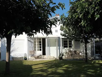 Jardin de l'établissement Charmante maison 5 pers, Wi-Fi, proche plage - FR-1-323-537