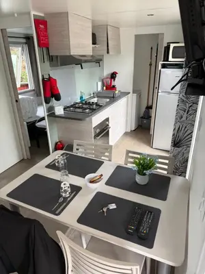 Cuisine ou kitchenette dans l'établissement camping 4 Etoiles A ST JEANS-DE-MONTS Mobil home 4à6 pers