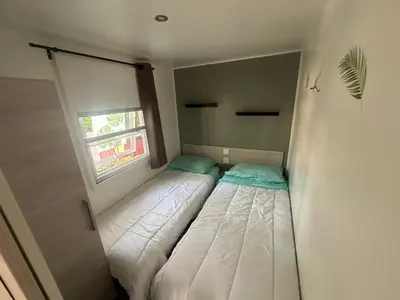 Un ou plusieurs lits dans un hébergement de l'établissement camping 4 Etoiles A ST JEANS-DE-MONTS Mobil home 4à6 pers