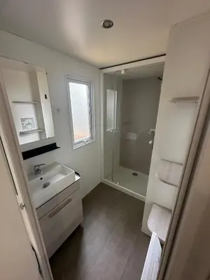 Salle de bains dans l'établissement camping 4 Etoiles A ST JEANS-DE-MONTS Mobil home 4à6 pers