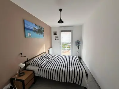 Un ou plusieurs lits dans un hébergement de l'établissement Charmante maison entre mer et forêt