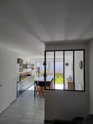 Cuisine ou kitchenette dans l'établissement Charmante maison entre mer et forêt