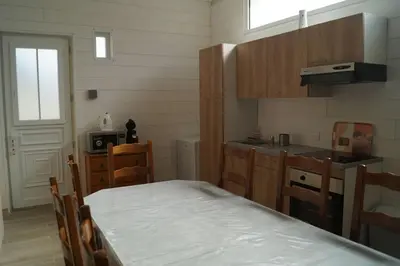 Cuisine ou kitchenette dans l'établissement Maison de vacances saisonnier