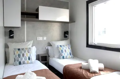 Un ou plusieurs lits dans un hébergement de l'établissement Réveillez la Belle au Bois Dormant - Bungalow moderne, confort & linge inclus
