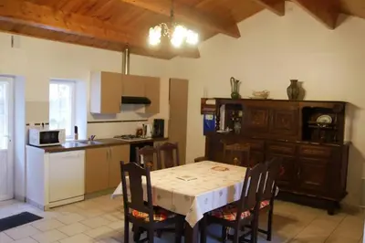Cuisine ou kitchenette dans l'établissement La Grande maison de pays