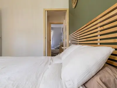 Un ou plusieurs lits dans un hébergement de l'établissement Maison rénovée 2023 à 300m de la mer avec terrasse, jardin clos, clim et wifi - FR-1-306-1270