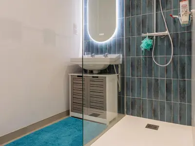 Salle de bains dans l'établissement Maison rénovée 2023 à 300m de la mer avec terrasse, jardin clos, clim et wifi - FR-1-306-1270