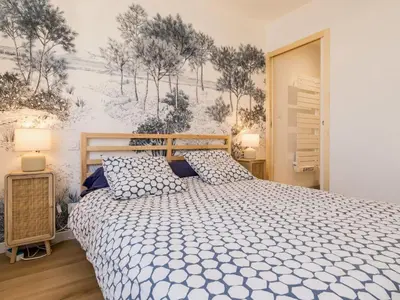 Un ou plusieurs lits dans un hébergement de l'établissement Maison rénovée 2023 à 300m de la mer avec terrasse, jardin clos, clim et wifi - FR-1-306-1270