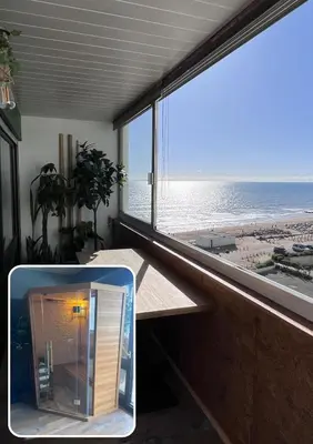 Vue générale sur la mer ou vue sur la mer prise depuis l'appartement