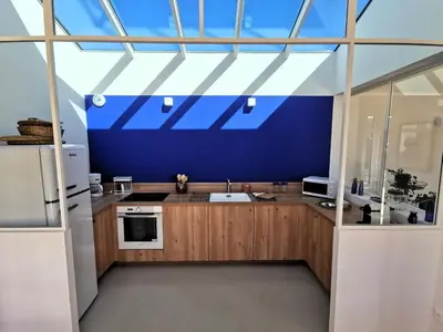 Cuisine ou kitchenette dans l'établissement L Atelier de Dimitri a 500m de la Plage