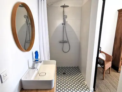Salle de bains dans l'établissement L Atelier de Dimitri a 500m de la Plage