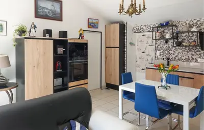 Cuisine ou kitchenette dans l'établissement Gorgeous Home In Notre-Dame-De-Monts