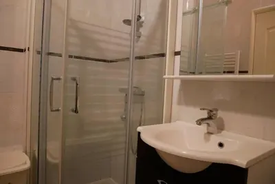 Salle de bains dans l'établissement La Petite maison de pays