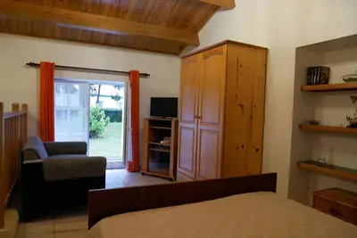Télévision ou salle de divertissement dans l'établissement La Petite maison de pays