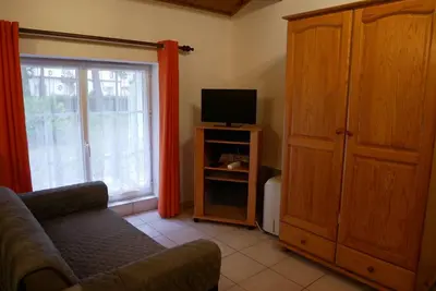 Télévision ou salle de divertissement dans l'établissement La Petite maison de pays