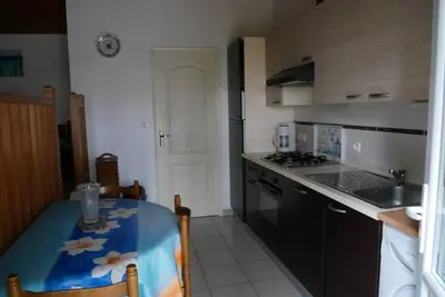 Cuisine ou kitchenette dans l'établissement La Petite maison de pays
