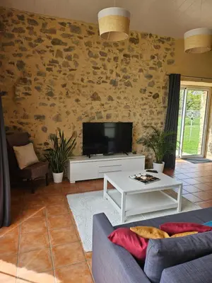 Télévision ou salle de divertissement dans l'établissement Au détour du Puy Maison avec piscine intérieure à 15 mn Puy du Fou