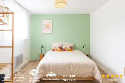 Un ou plusieurs lits dans un hébergement de l'établissement Le Noyer - appartement moderne & accessible