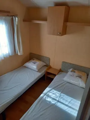 Un ou plusieurs lits dans un hébergement de l'établissement mobil home camping *** les ollivaud