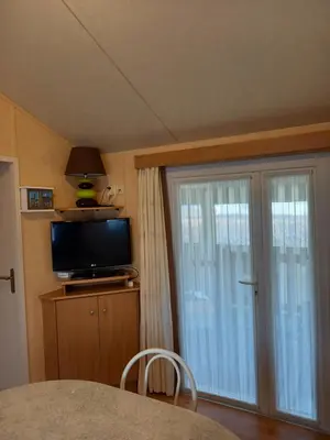 Télévision ou salle de divertissement dans l'établissement mobil home camping *** les ollivaud