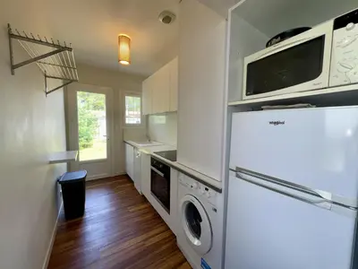 Cuisine ou kitchenette dans l'établissement Maison 3 Chambres avec Jardin et Wi-Fi à 10 min de la Plage, Quartier Calme, Animaux Acceptés - FR-1-323-370