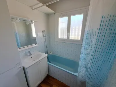Salle de bains dans l'établissement Maison 3 Chambres avec Jardin et Wi-Fi à 10 min de la Plage, Quartier Calme, Animaux Acceptés - FR-1-323-370